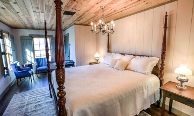 Staunton Bed & Breakfast | Bed & Breakfast in a 1795 Log Cabin on working farm, Eliza Trent Swoope Suite
