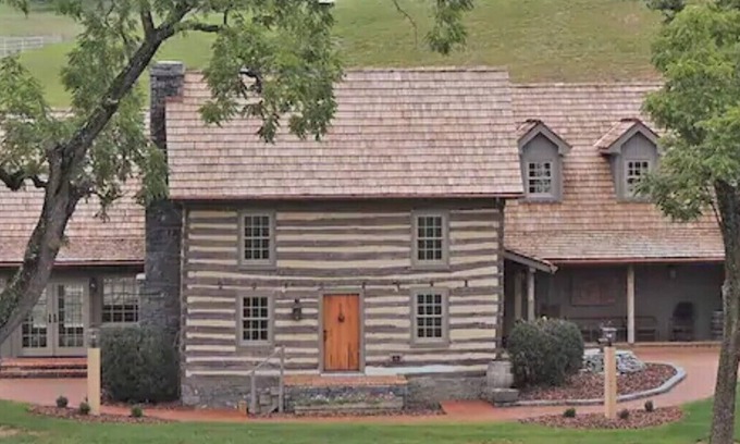 Swoope Bed & Breakfast | Bed & Breakfast in a 1795 Log Cabin on working farm, George Washington, Sr Suite