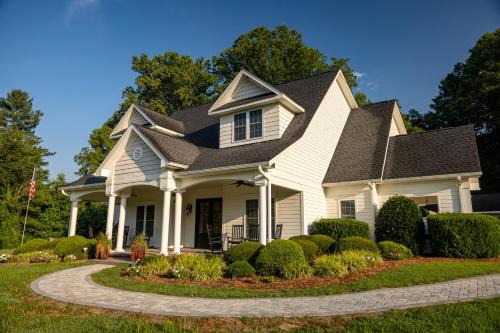 Mills River Bed & Breakfast | Bed & Breakfast on Tiffany Hill