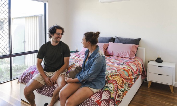 Midvale Bed & Breakfast | Bedroom 1: Ensuite: Free Wifi : AirCon : QueenBed