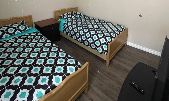 Avondale Apartment | Bedroom 2 Comfy Pvt - Shared BA - Living Room - Washer Dryer - Pet & Family Fr.