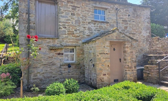 Worton Cottage | Beebole Cottage, cosy 17th century cottage in heart of Yorkshire Dales near lake