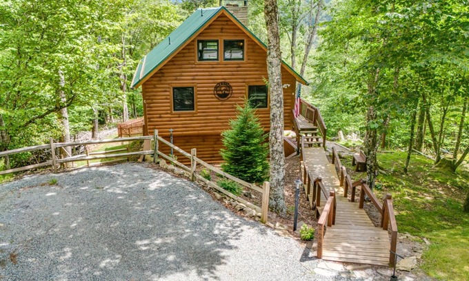 Charter Hills Cabin | Beech & Barrel - 5 min to slopes! Hot Tub, Sauna, Speakeasy, and Firepit