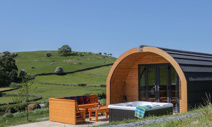 Newland Near Ulverston Cottage | BEECH, romantic, with hot tub in Ulverston