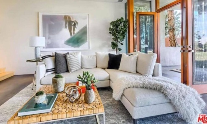 Bel Air House | Bel Air Mansion with Lake View