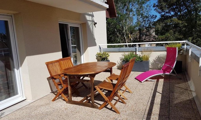 Merville-Franceville-Plage Apartment | Bel appartement central avec piscine chauffée, balcon et terrasse - 3 pièces, 70m², parking inclus - FR-1-465-9