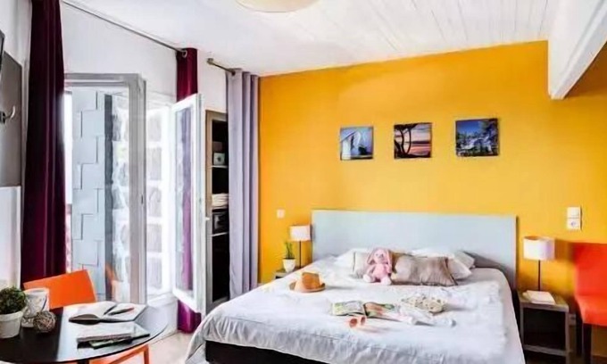 Besse-et-Saint-Anastaise Apartment | Belambra Clubs Superbesse - Le Chambourguet - Half-board - Classic Accommodation 1 Bedroom Sleeping area 2 Adults Balcony