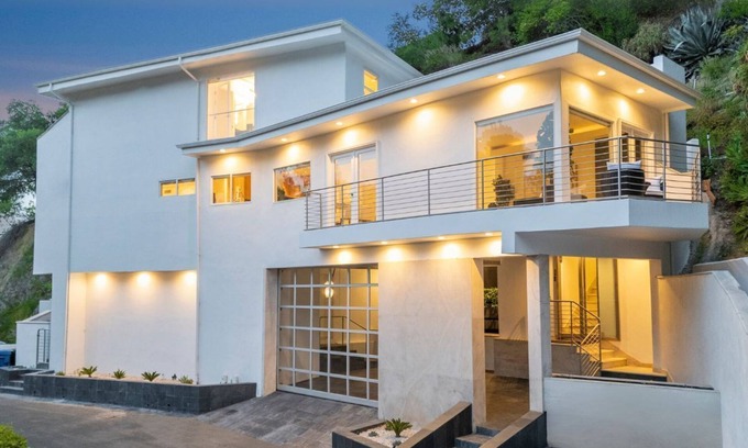Hollywoodland House | Belden View - Architectural Beauty w/Skyline Views & Rooftop Spa
