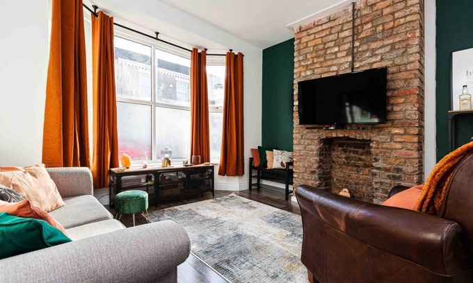Liverpool House | Belgrave Rise | 2 Mins to Train | Patio | Parking