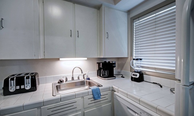 Greater Belhaven Apartment | Belhaven Apartment Across the Street From Baptist Hospital