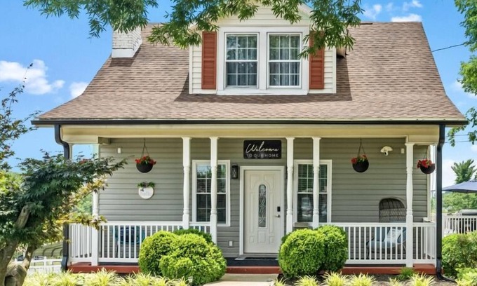 Lynchburg House | Bell House - Contemporary Comfort Near Wards Road with a Luxurious Hot Tub.