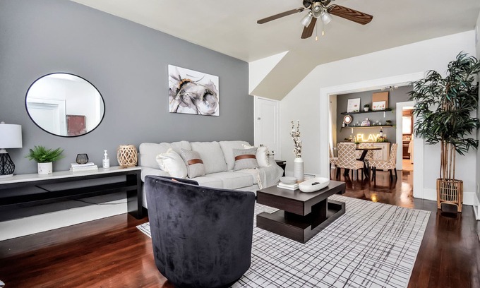 Greater East End House | Bell St Bungalow in EADO w/Patio+Parking