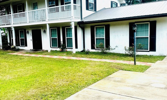 Country Club Estates House | Bella 5 Bedrooms - Home is where your heart is.
