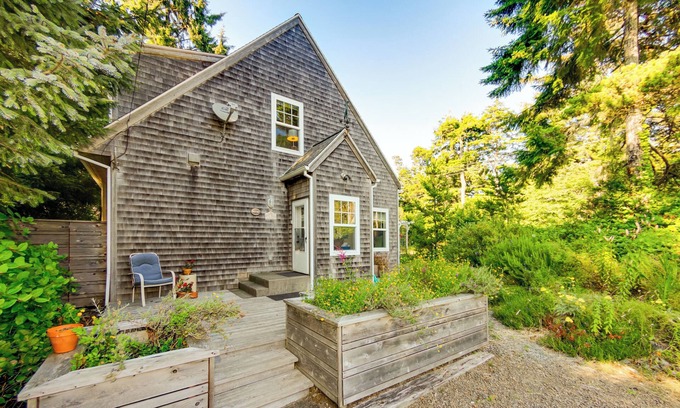 Manzanita House | Bella Mar- Beautiful 4 bdrm home, Hot tub, Dogs Ok, 2 blocks to beach.