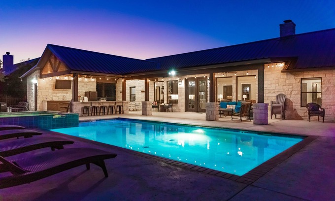 Sabinal House | Bella Vida Sleeps29, No Bunks HeatedPoolOpt QuietSubdiv FREEFrioAccess@ConcanVIP
