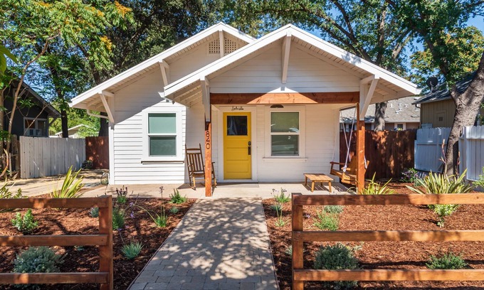 Paso Robles House | Bella Villa- Vine Cottages- Luxury Downtown Bungalow with Private hot tub!