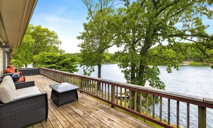 Bella Vista House | Bella Vista Lake House, MTB Trail Access, Golf, close to downtown Bentonville