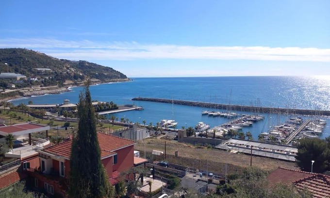 San Lorenzo al Mare Apartment | Bella vista sopra il porto!