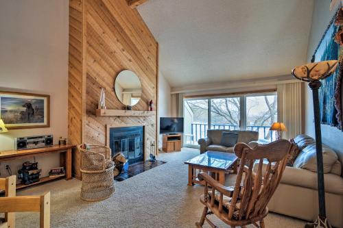 Bellaire Apartment | Bellaire Townhome on Summit Mtn with 2 Balconies!