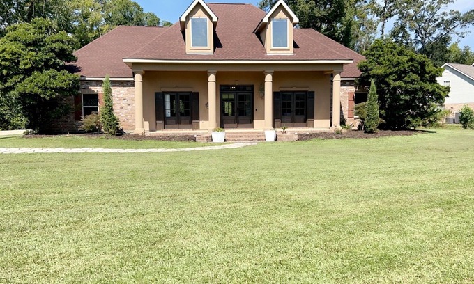 Ponchatoula House | BellaLuna sleeps 22! Massive home for groups centrally located from 5 venues!
