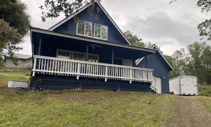 Oakhurst Cottage | Bellas Cottage-Yosemite Oakhurst Bass Lake winter special lowest price of the yr