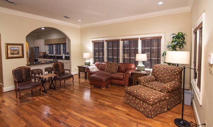 Fort Worth Cultural District House | "Belle Maison De Ville" Close to Downtown! Walkable to Dickie's Arena and Will Roger's Coliseum.