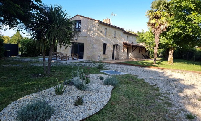 Valeyrac House | Belle Maison en Pierre, Proche Plages et Estuaire