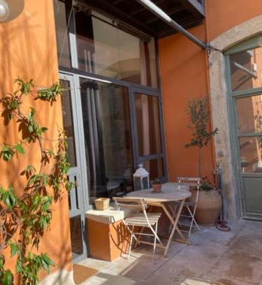 La Lironde Bed & Breakfast | Belle suite au coeur de ville ,petit déjeuner, jardin et bassin