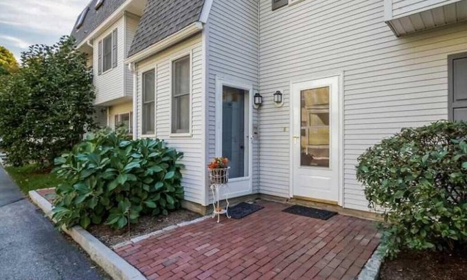 Bellevue Avenue Historic District Condo | Bellevue Ave, Steps to Everything! With Pool and Tennis