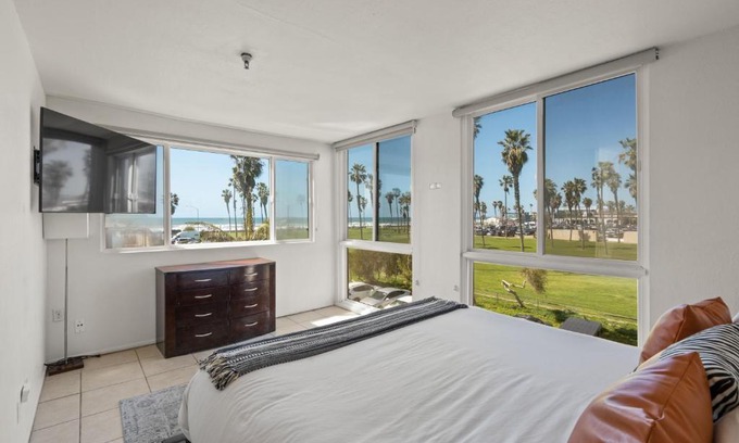 South Mission Beach House | Belmont Modern - Ocean View, Pet Friendly, Patio