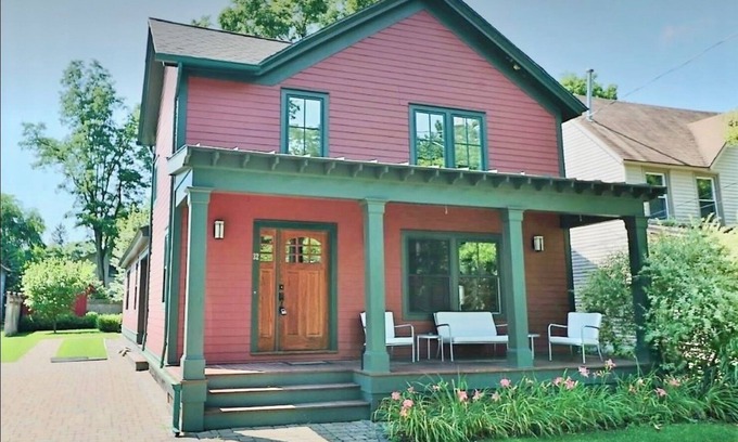 Saratoga Springs House | BELMONT RENTAL Award Winning - Rare Contemporary Historic District - Sunlit Home