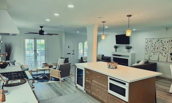 Belmont Shore House | Belmont Shore Beach Home, Sleeps 8+, Walk to Beach – Balcony & Patio