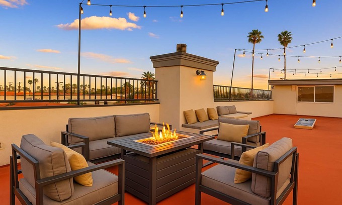 Belmont Shore House | Belmont Shore Retreat | Rooftop Lounge, Putting Green & Near 2nd Street Beaches