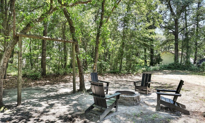 Russellville House | Beloved Bush Bed and Board - Experience Beautiful Lake Moultrie