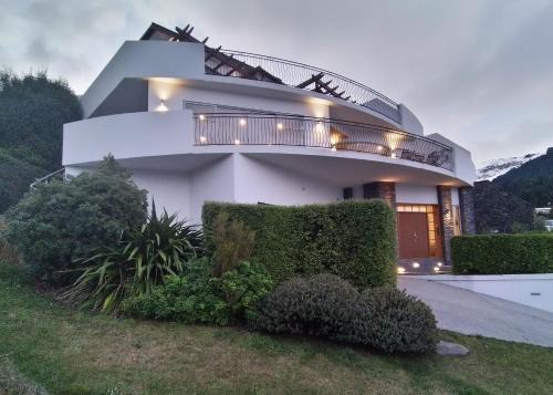 Fernhill House | Belvedere Breath Taking Lake & Mountain Views