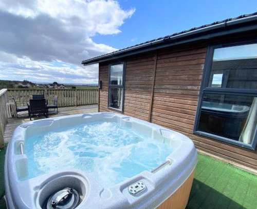 Kelty Ski Chalet | Benarty 11 with Private Hot Tub - Fife - Loch Leven - Lomond Hills - Pet Friendly