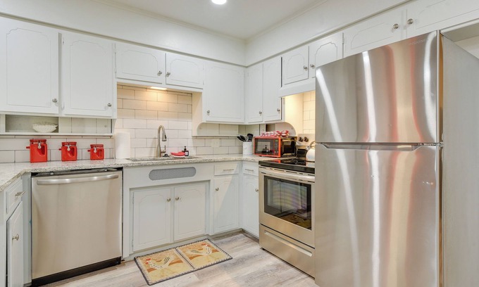 Fort Worth Apartment | Benbrook Vacation Rental w/Yard Near Fort Worth!