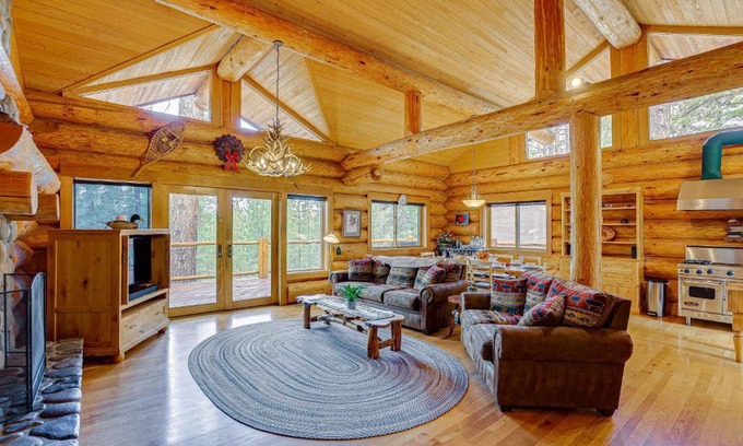 Sunriver House | Bend Getaway with Cozy Fireplace