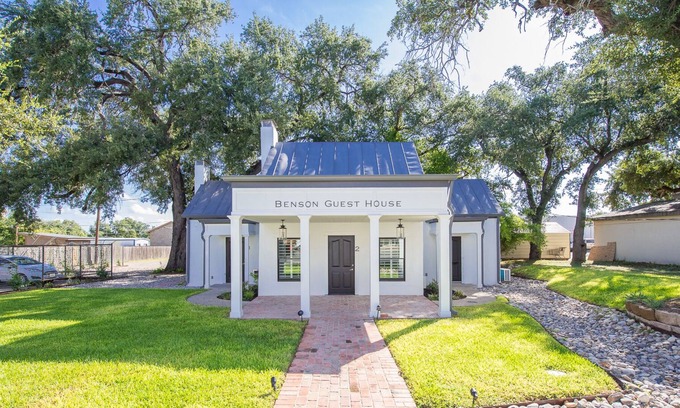 Uvalde House | Benson Guest House 2
