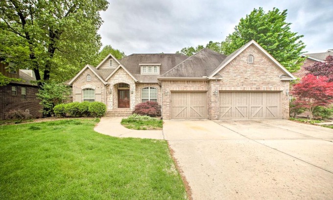 Bentonville House | Bentonville Home with Pool Table, 2 Mi to Downtown!