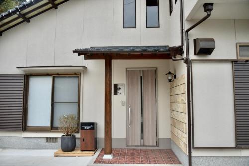 Beppu House | BEPPU つばき 一棟貸切宿 鉄輪温泉まで車で4分 石風呂付 無料駐車場3台 最大6名 wifi無料