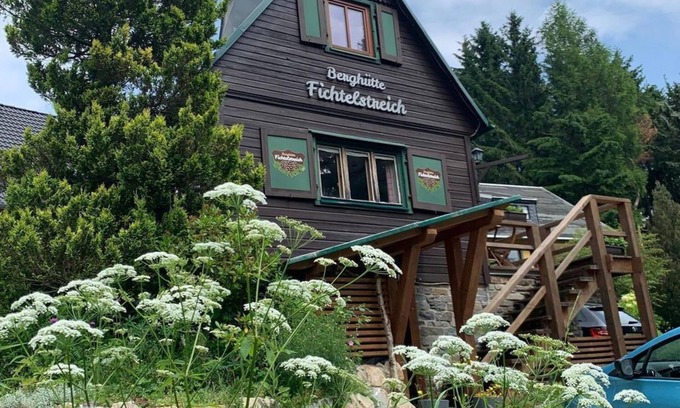 Oberwiesenthal House | Berghütte Fichtelstreich - vacation home, shower, WC