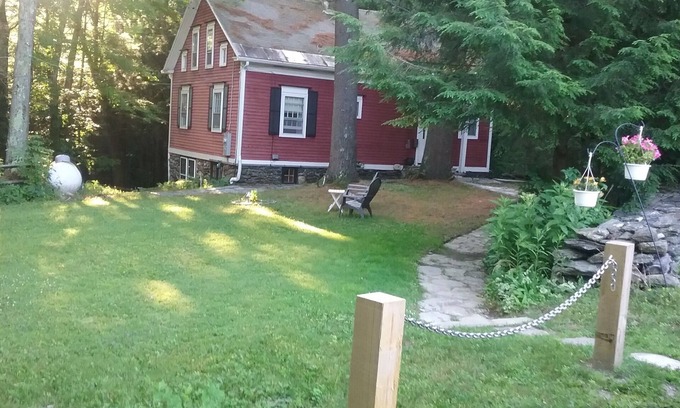 New Ashford House | Berkshire Gorge House, 15 minutes to Williamstown, 15 minutes to Jiminy Peak.
