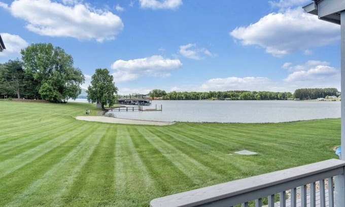 North Shore Condo | Bernard's Best! 4 bedroom vacation patio home on Smith Mountain Lake!