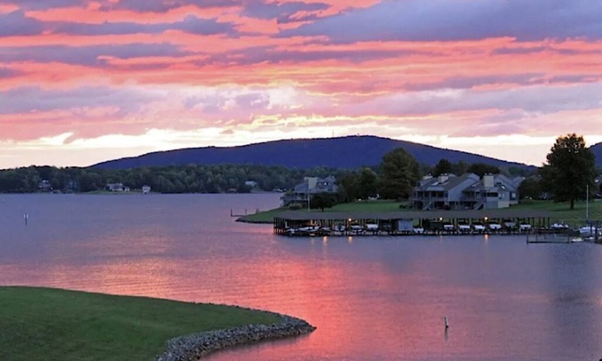 Smith Mountain Lake Condo | Bernard's Landing Sunny Daze - Lake Front