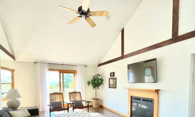 Guild House | Berry Mountain Lodge: Mountain Views by Lake & Ski