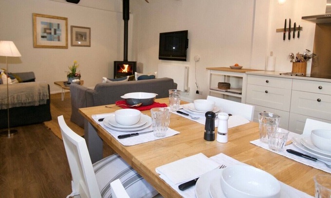 Woodbridge Cottage | Bertie Cottage - 🎾 court & private patio