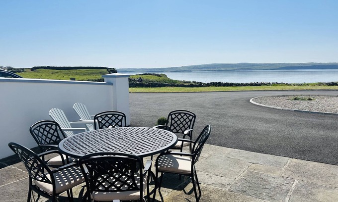 Liscannor Cottage | Beside the sea with spectacular ocean views! Minutes from Cliffs of Moher