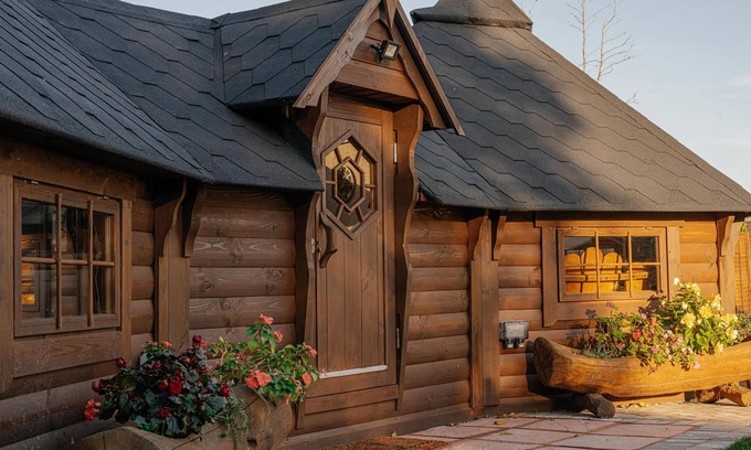 Pentney Cabin | Bespoke holiday home with private pool and hot tub, sleeps 8 ref 34073P
