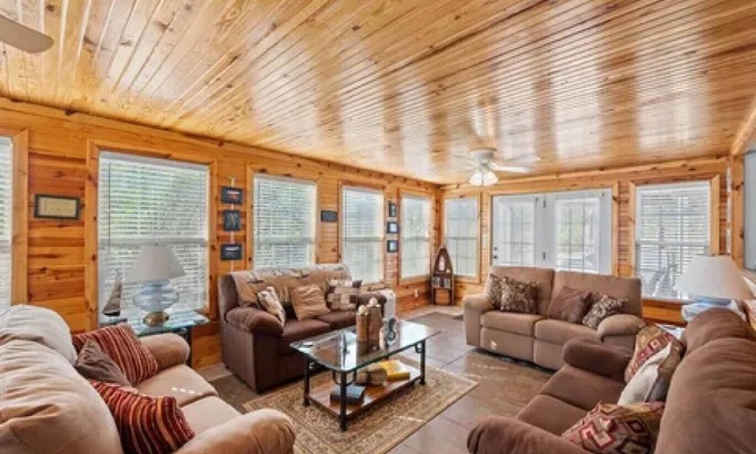 Nancy House | Best Access on Lake Cumberland! 4bedroom waterfront house on boat ramp in Nancy!